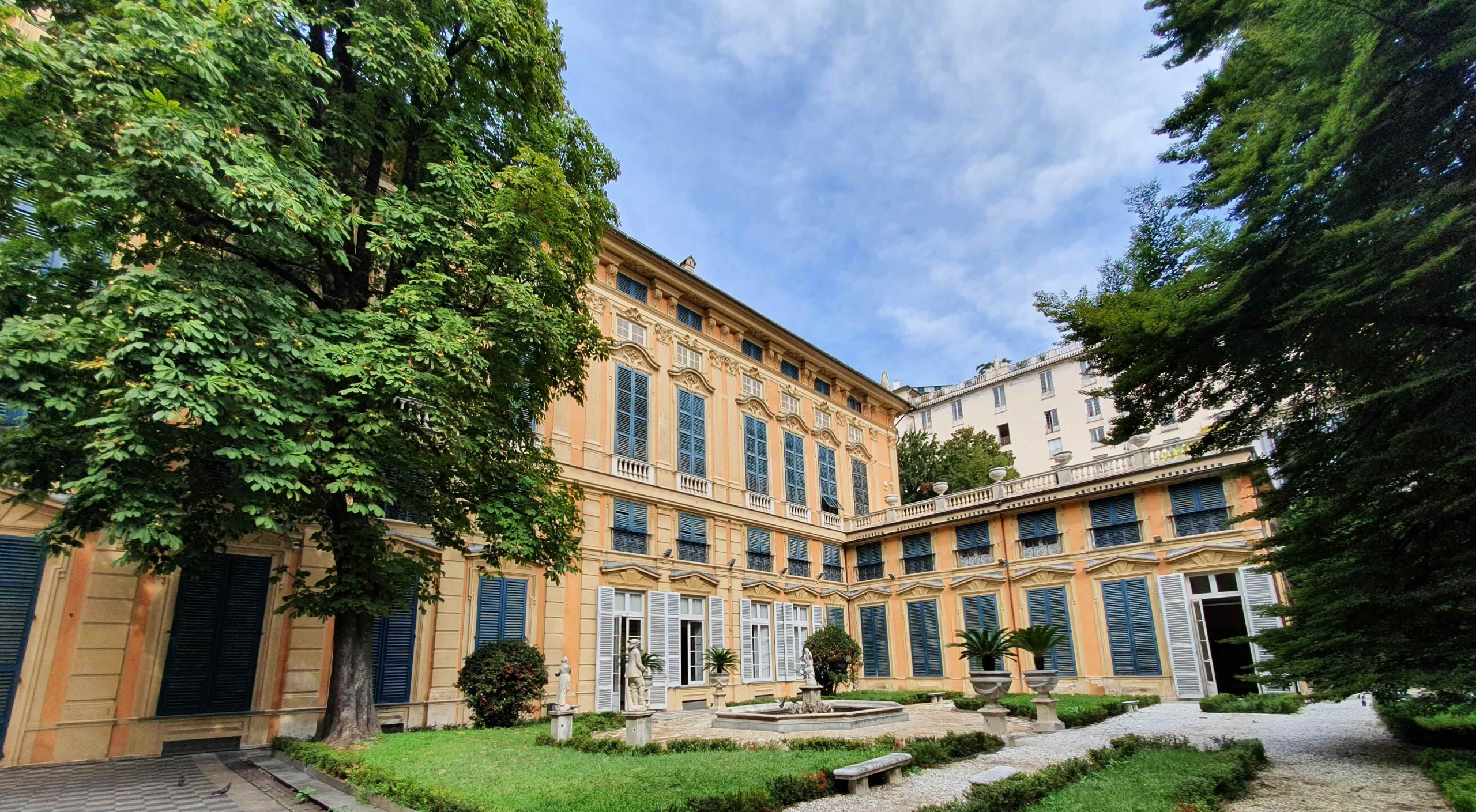 The Palazzo Bianchi in Genova, photo by Tamara Thiessen, discovering Genoa Italy