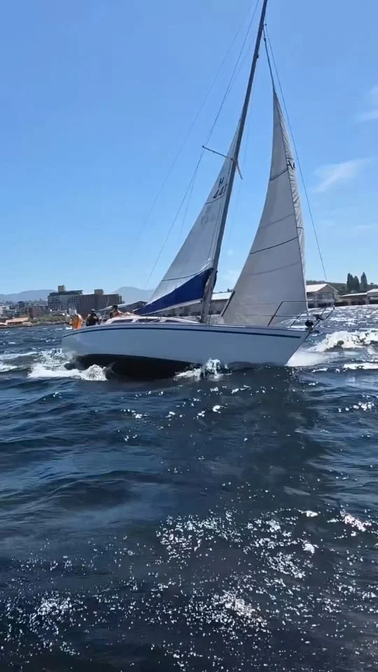 From the get-go today, for the Combined Clubs midweek Yacht Race hosted by @theroyalyachtclubtas, it was fast and furious... and fantastico!Even at the docks, we were doing the clappers (with reefed sail no.2), as were our competitors and sailing colleagues ⛵️. With sou'easterly winds of 20 knots plus (gusts up to 24), it was whoppee up wind and there were plenty of intense tacks to keep my musculation program on track 💪Team Innovator came 6th overall. 👏From a field of over 30.Congratulations to Commbank, Zephyr and Tara 11 as first 3 placegetters. And to all the competitors on the beautiful, exciting Derwent River race.#yachtracing #sailing #ocean #outdoors #naturelovers